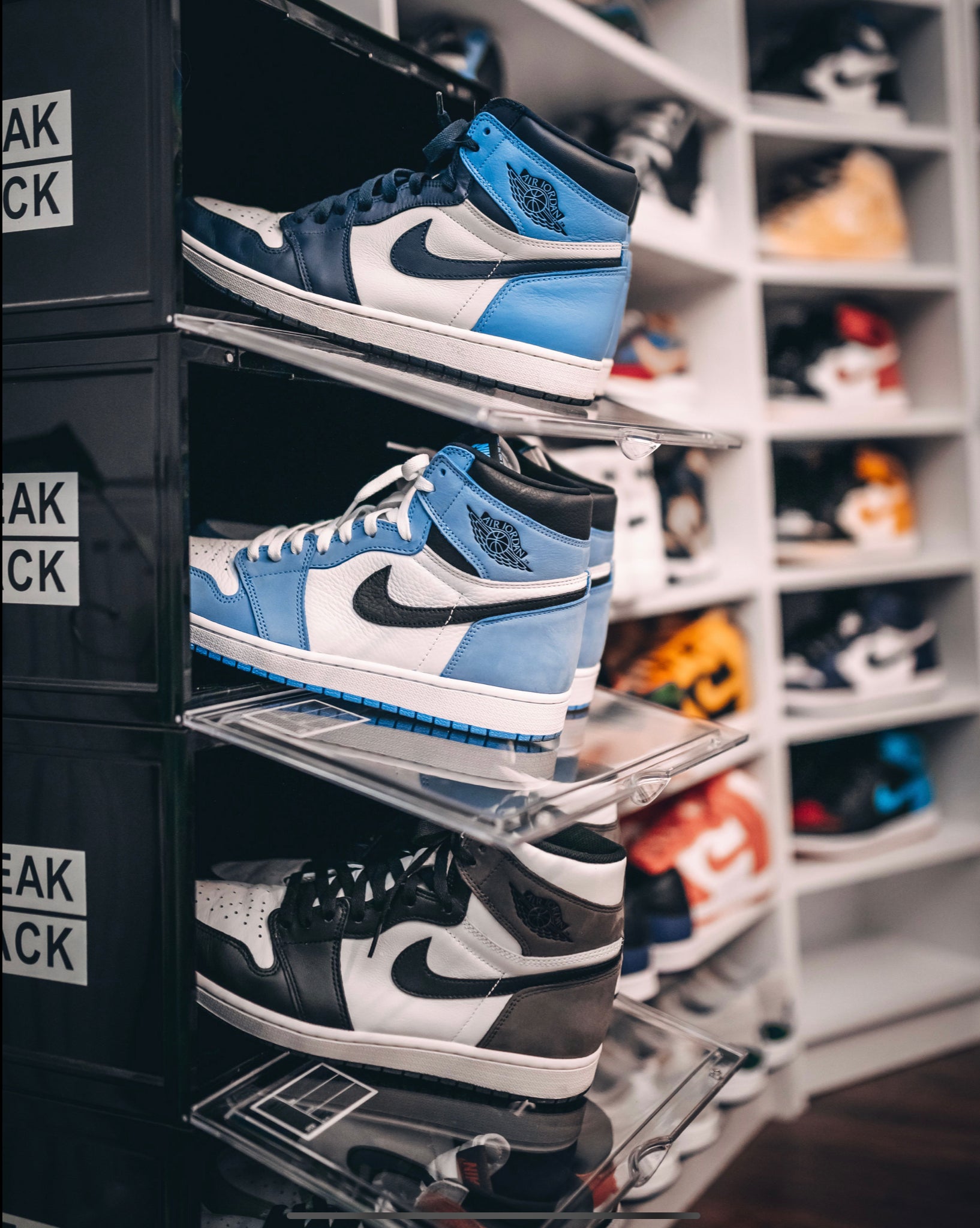 SNEAK STACK, SNEAK SPPLY Jordan 1. Jordan 1 University Blue Uni Blue, Jordan 1 Mocha, Jordan 1 Obsidian Sneaker display crates stackable
